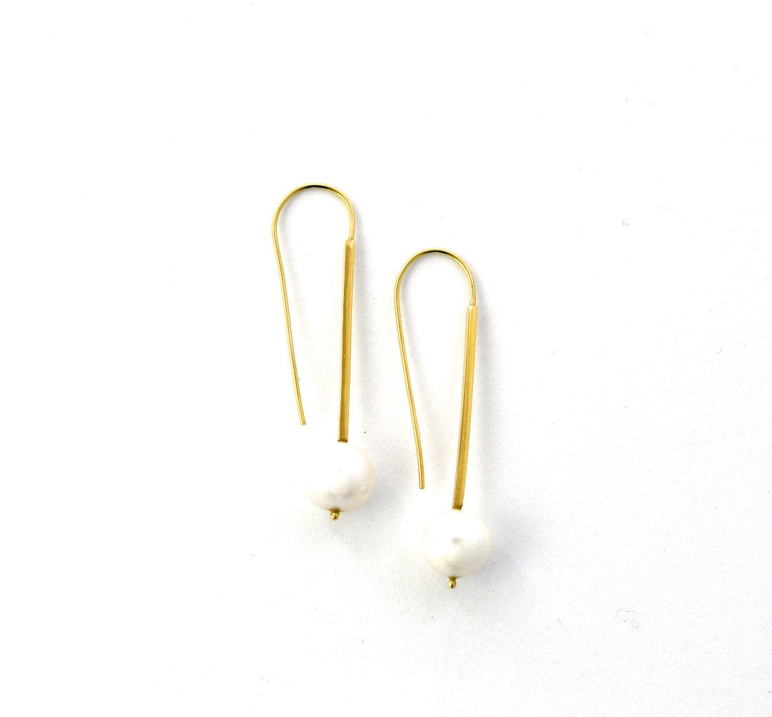 earrings / gold 18k bar with suspended pearls