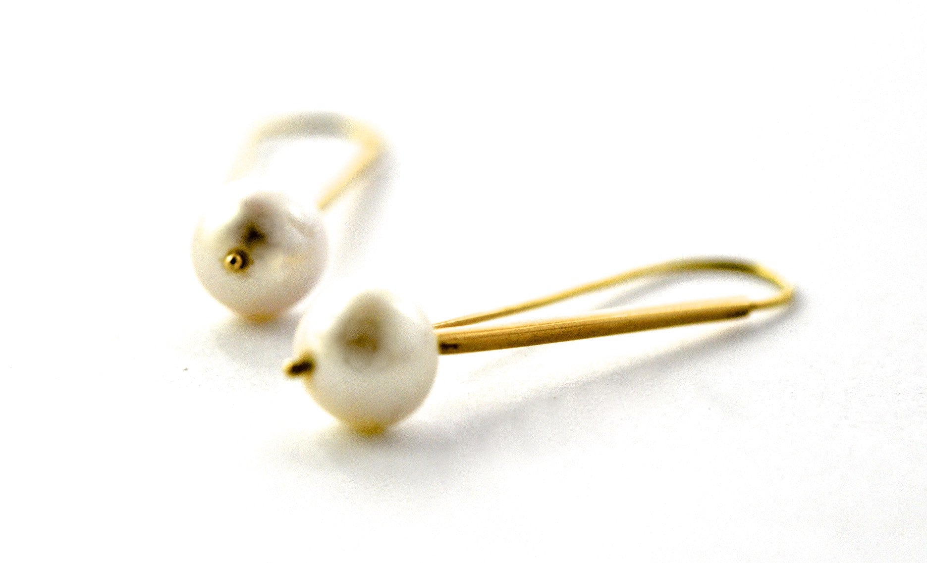 earrings / gold 18k bar with suspended pearls