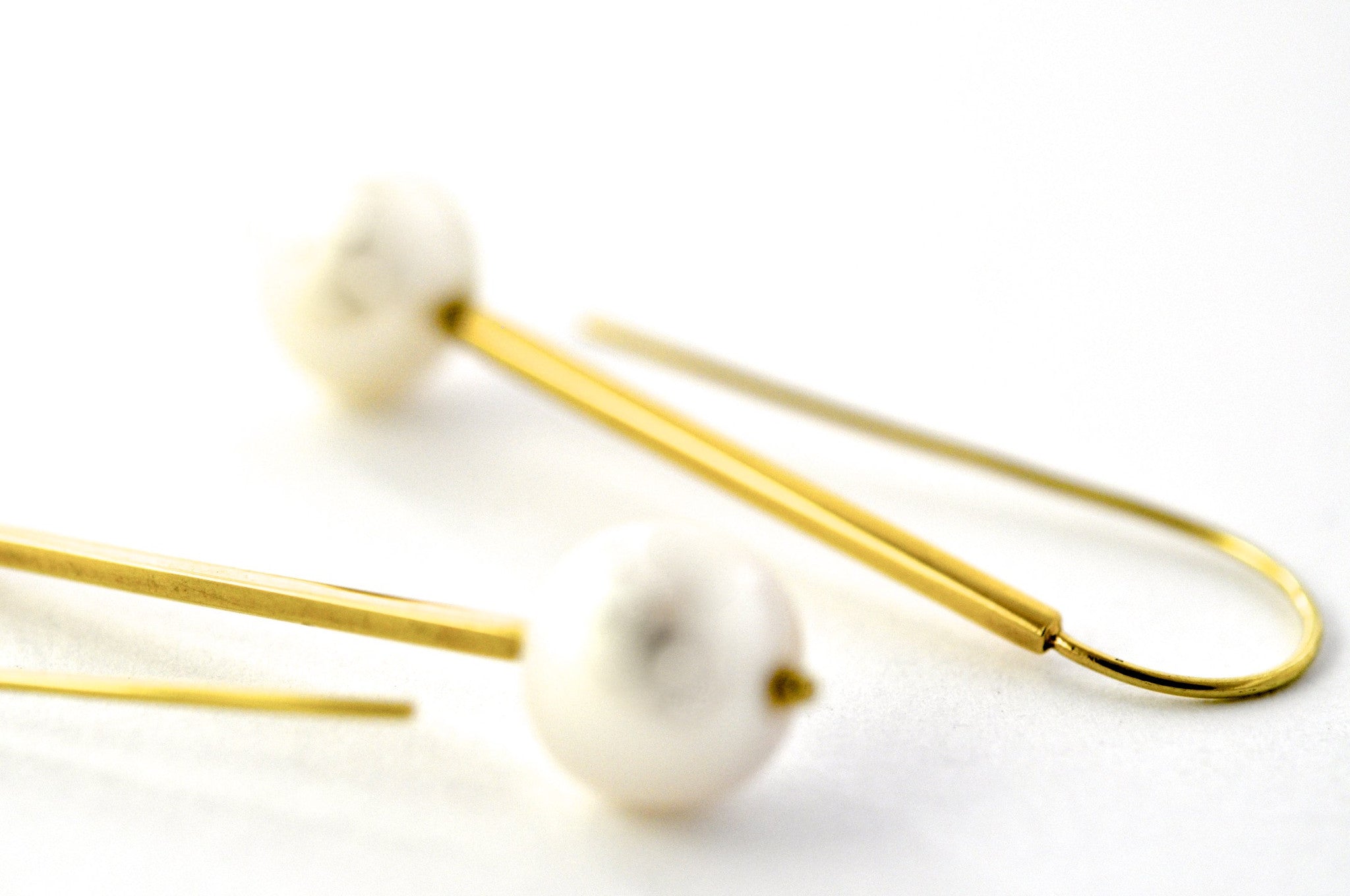 earrings / gold 18k bar with suspended pearls