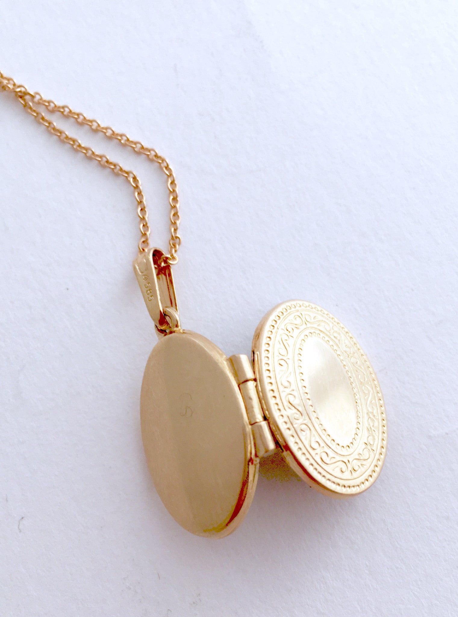 necklace / gold 14k 2-sided engraved tiny locket