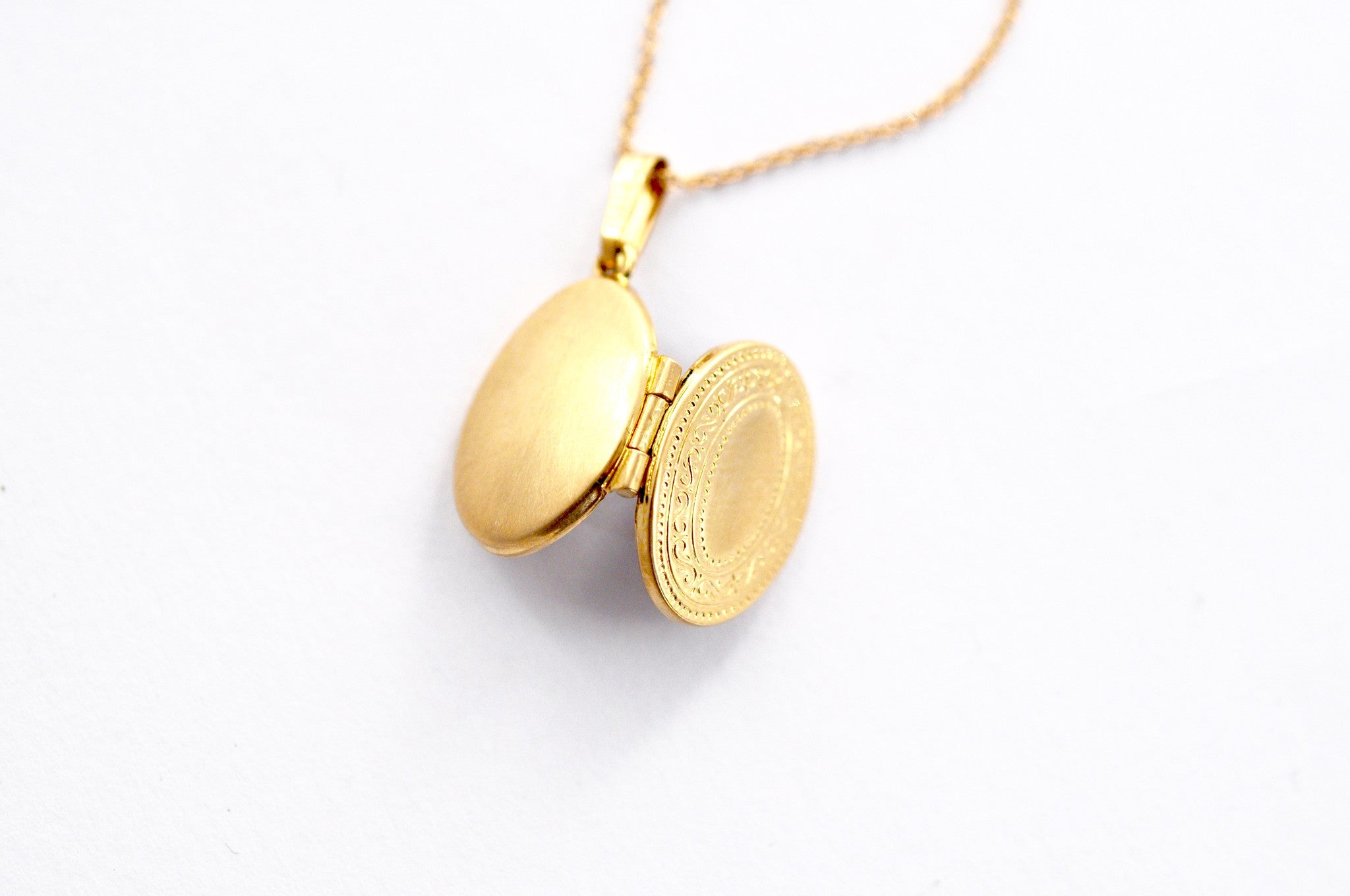 necklace / gold 14k 2-sided engraved tiny locket