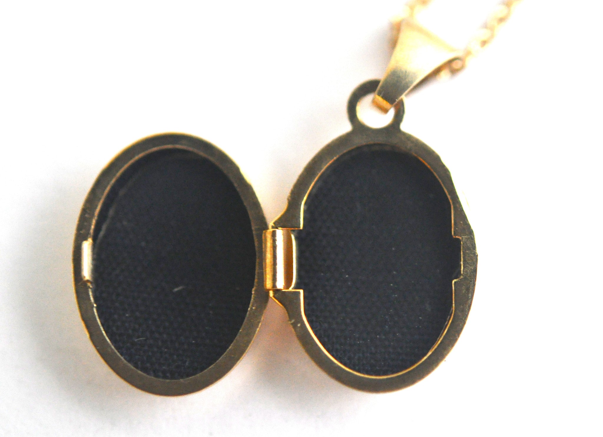 necklace / gold 14k plain tiny oval locket