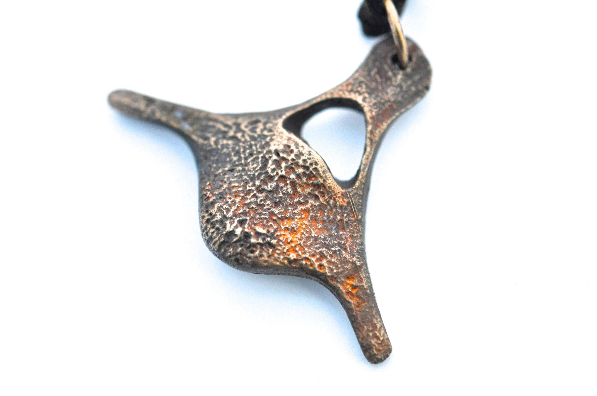 wholesale/necklace/organic bone fragments brass pendants on leather