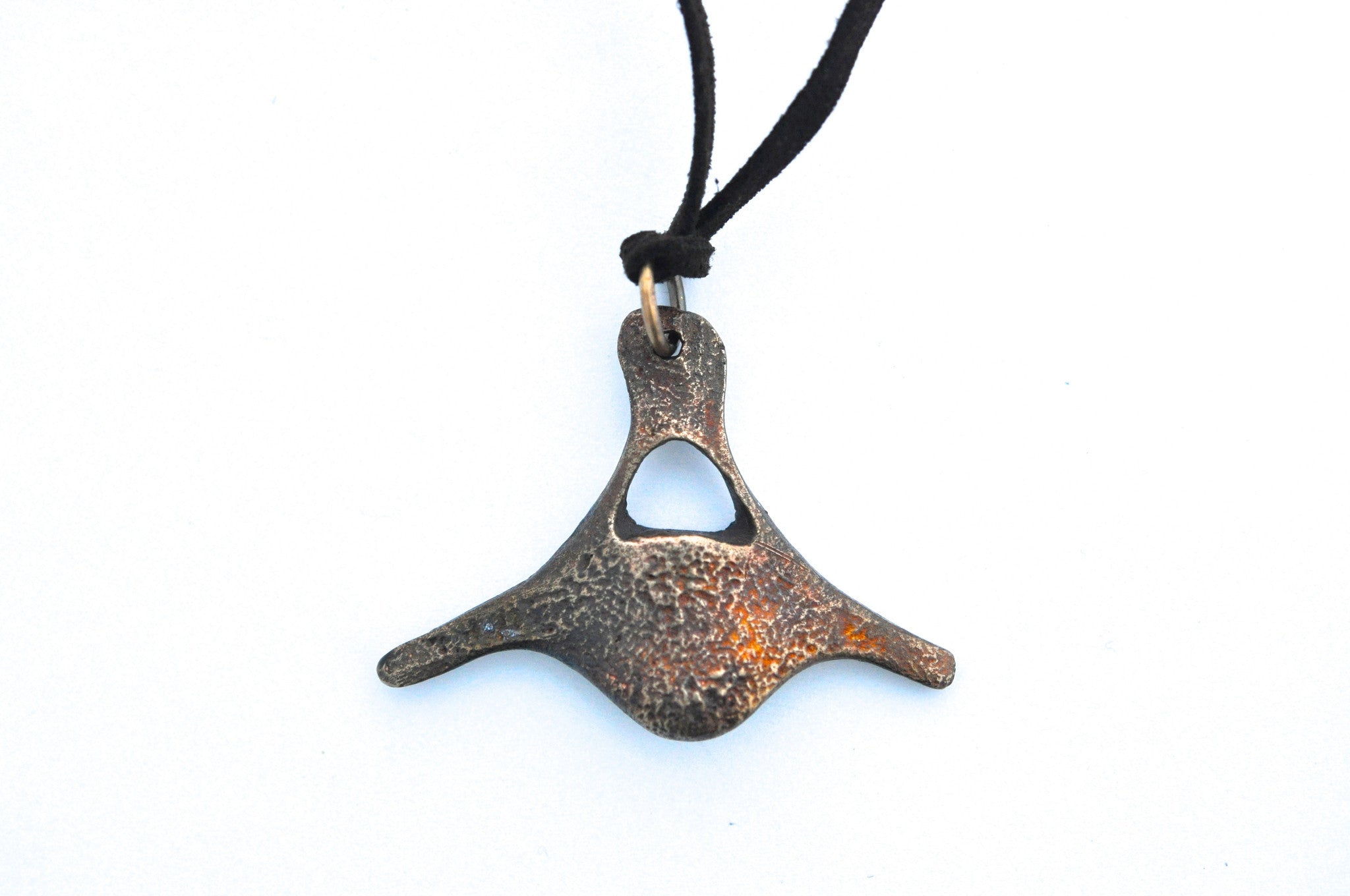 wholesale/necklace/organic bone fragments brass pendants on leather