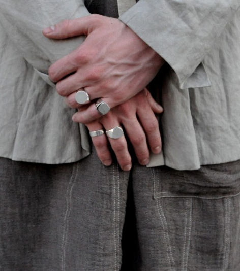 ring / signet ring SIMPLE OVAL PITTED FINISH