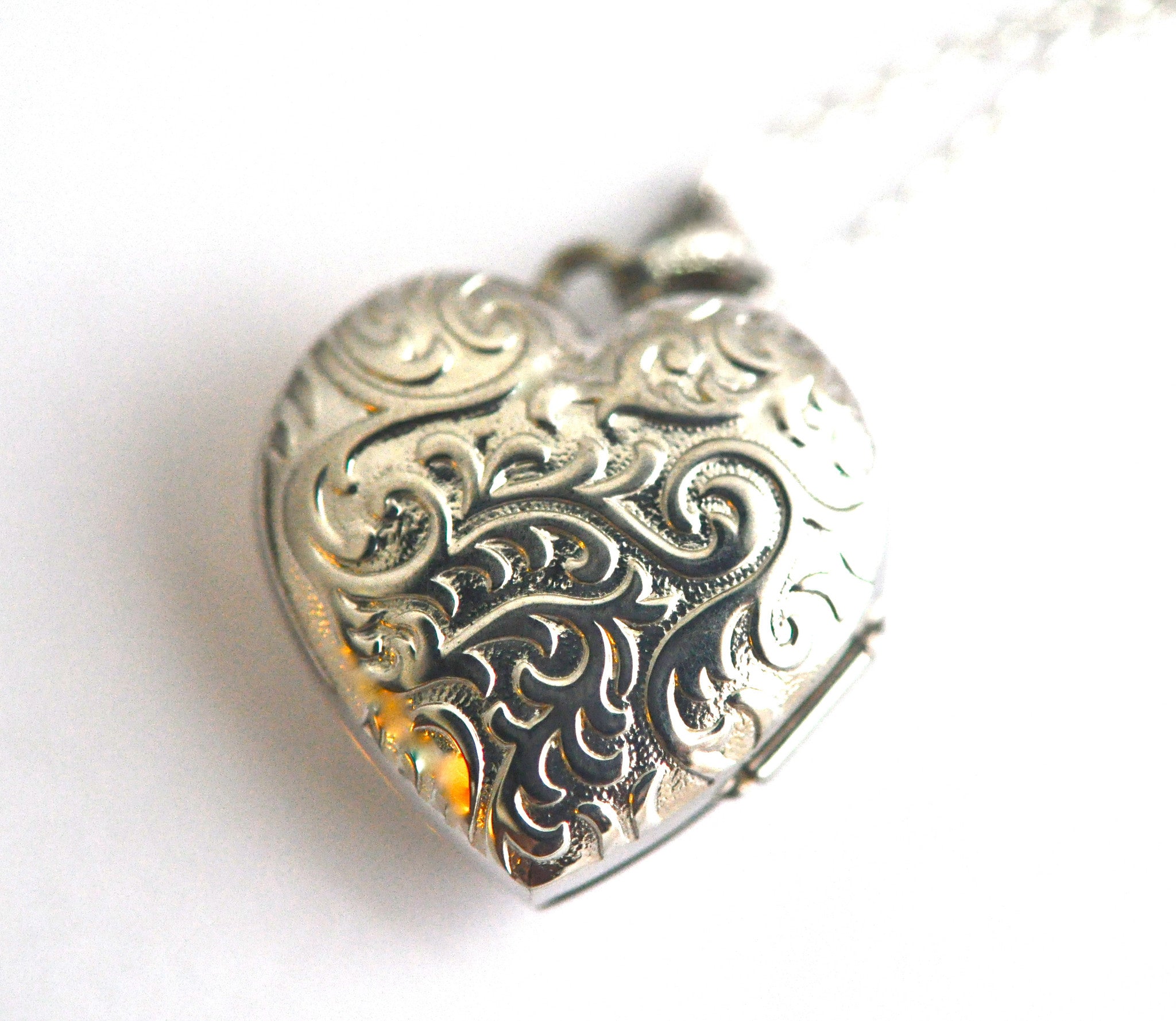 necklace / silver scroll heart locket