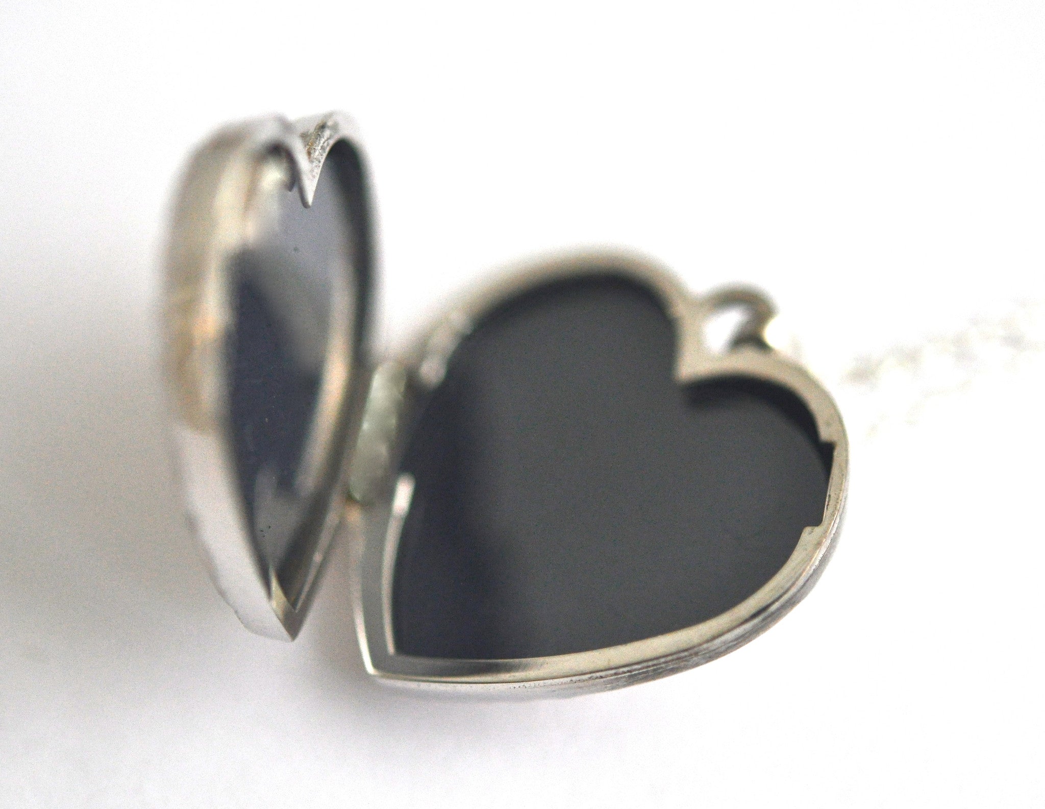necklace / silver scroll heart locket