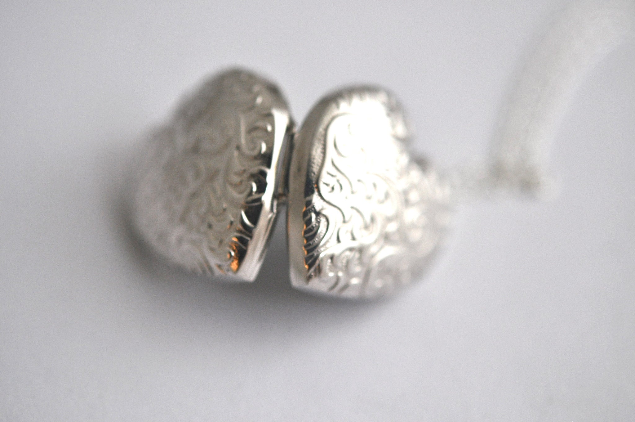 necklace / silver scroll heart locket