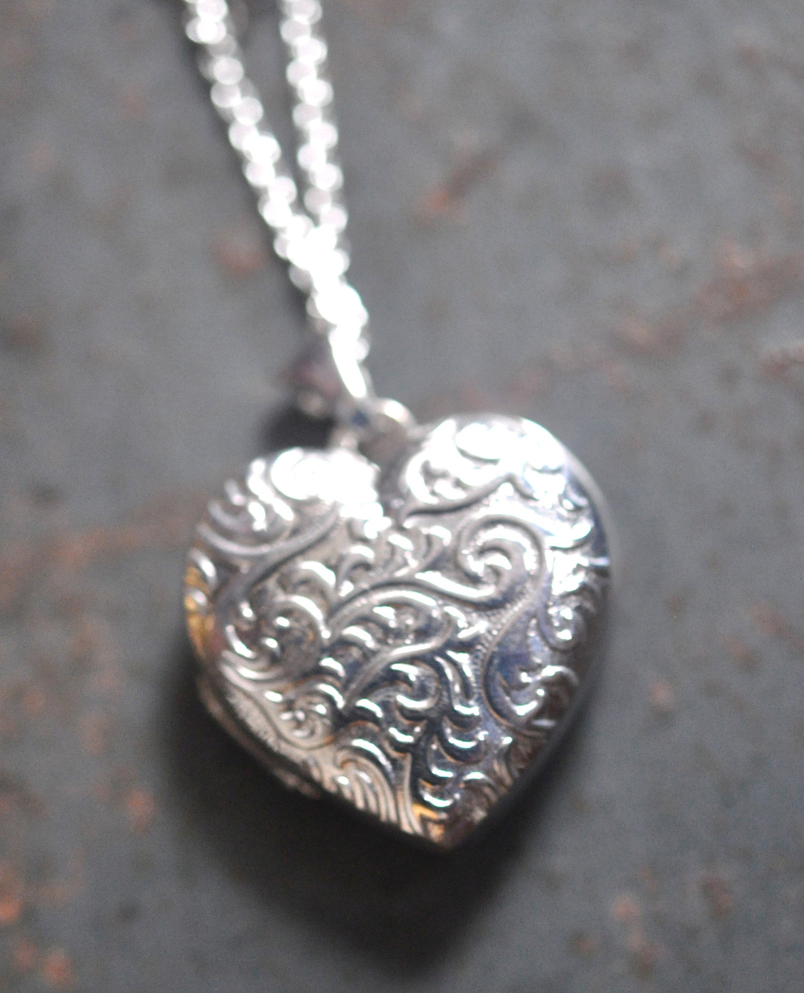 necklace / silver scroll heart locket