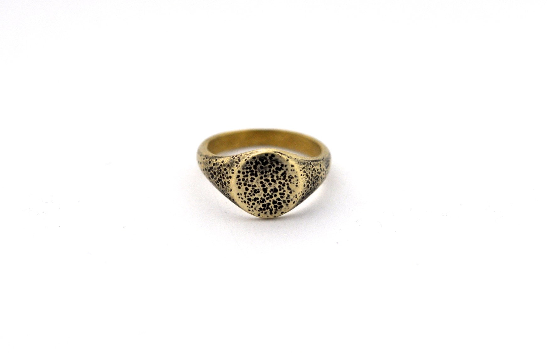 ring / signet ring SIMPLE OVAL PITTED FINISH