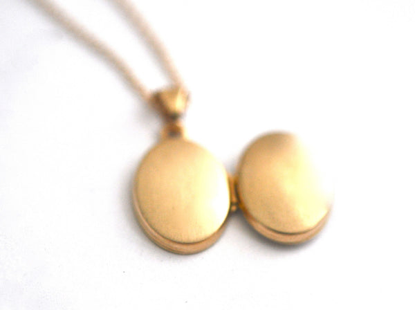 necklace / gold 14k plain tiny oval locket