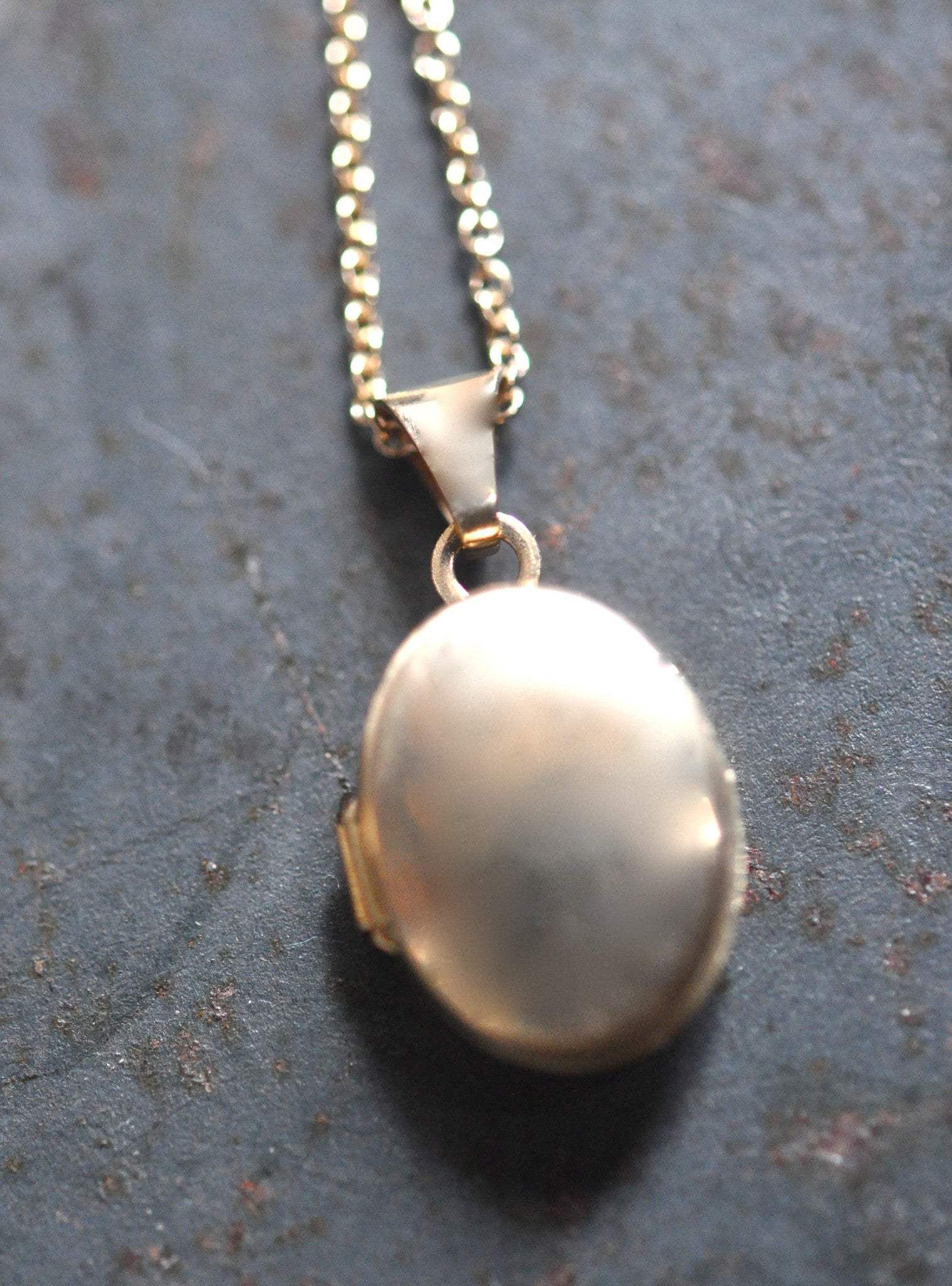 necklace / gold 14k plain tiny oval locket