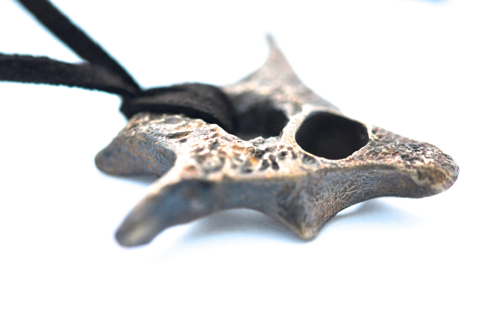 wholesale/necklace/organic bone fragments brass pendants on leather